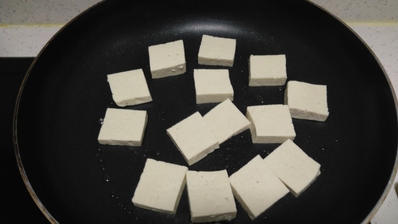 酱炒豆腐黄瓜片,锅中放入适量油，放入豆腐。