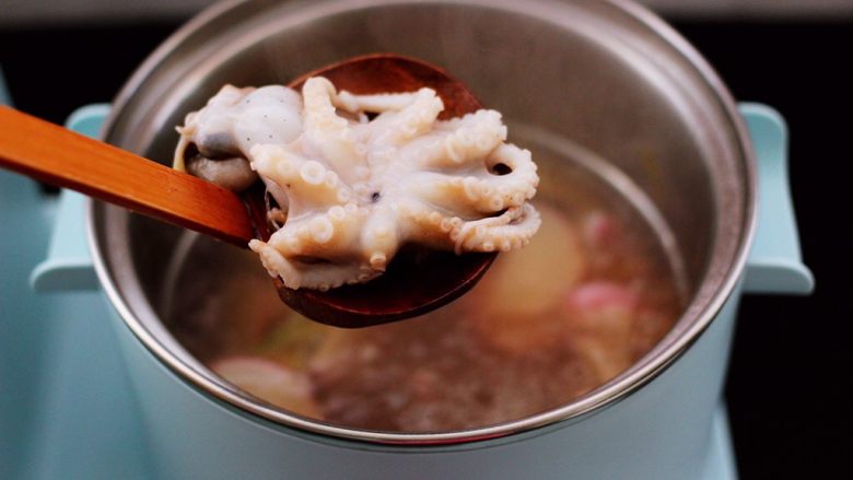 水萝卜粉丝炖桃花蛸,加入洗净的桃花蛸。