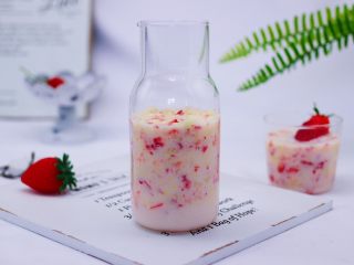 原味草莓苹果奶昔,做好的草莓苹果奶昔，倒入自己喜欢的杯子里，就可以开始享用了。