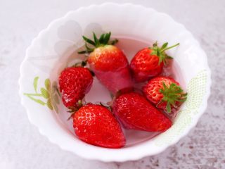 原味草莓苹果奶昔,取一个大一点的碗，倒入适量的清水，加一点盐把草莓放进去浸泡5分钟。