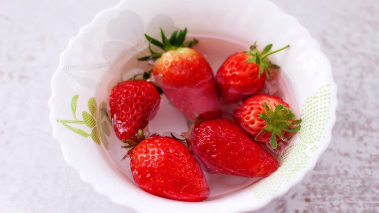 原味草莓苹果奶昔,取一个大一点的碗，倒入适量的清水，加一点盐把<a style='color:red;display:inline-block;' href='/shicai/ 592'>草莓</a>放进去浸泡5分钟。