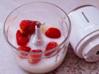 原味草莓苹果奶昔,喜欢吃甜的，这个时候可以多加点蜂蜜，还可以加白糖或是冰糖。