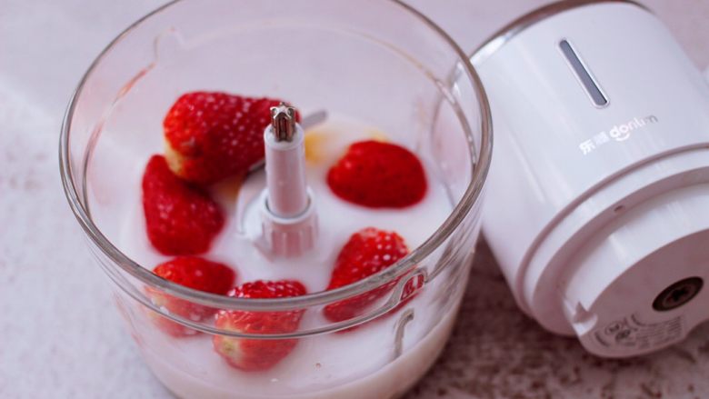 原味草莓苹果奶昔,喜欢吃甜的，这个时候可以多加点蜂蜜，还可以加白糖或是冰糖。