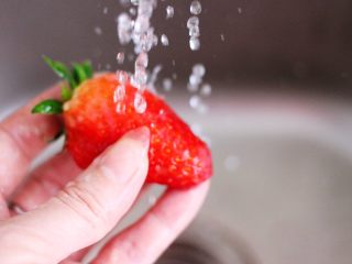 原味草莓苹果奶昔,浸泡好的草莓，用自来水冲洗干净。