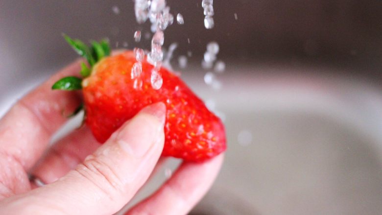 原味草莓苹果奶昔,浸泡好的草莓，用自来水冲洗干净。
