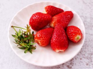 原味草莓苹果奶昔,把冲洗干净的草莓，沥干水分后，去除草莓的蒂。