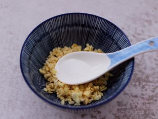 凉拌三丝,把绞碎的蒜茸放到一个碗里，先加入白糖。