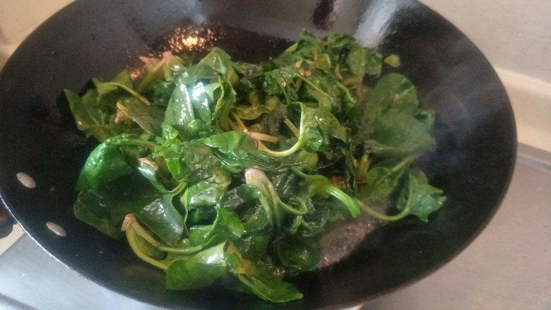 猪油炒菠菜,快速地煸炒两分钟后盛盘。