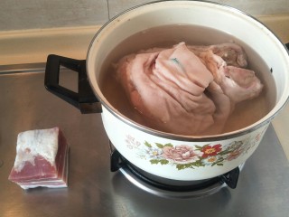 煲汤-腌笃鲜,冷水浸泡20分钟，浸泡出血水。