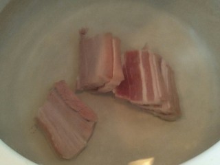 煲汤-腌笃鲜,放入一砂锅水，把咸肉放入锅中。
