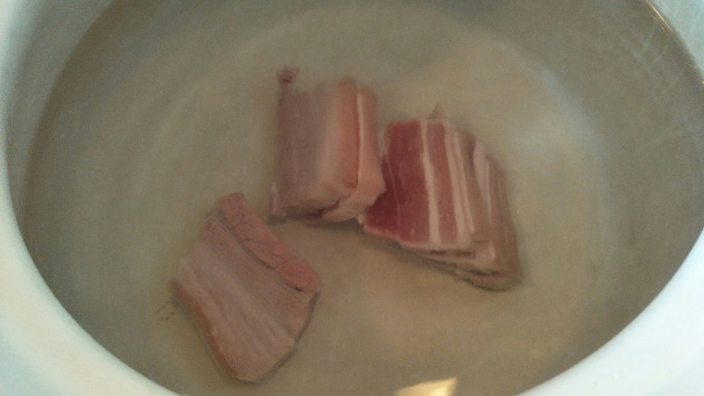 煲汤-腌笃鲜,放入一砂锅水，把咸肉放入锅中。