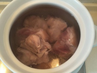 煲汤-腌笃鲜,把蹄髈切成小块也放入砂锅中。