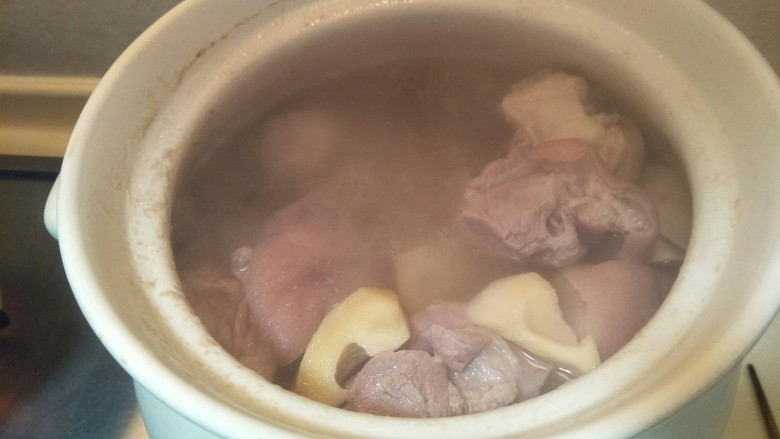 煲汤-腌笃鲜,盖上砂锅盖，转小火焖三个半小时。