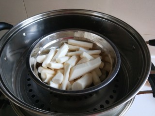 山药豆沙卷,在此充洗干净上蒸锅蒸半小时。