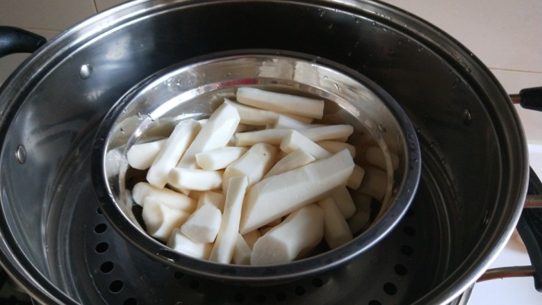 山药豆沙卷,在此充洗干净上蒸锅蒸半小时。
