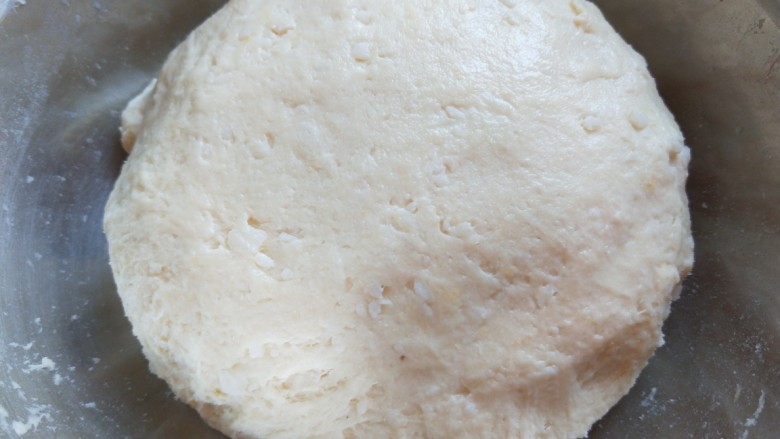 山药豆沙卷,合成面团封上保鲜膜发酵。