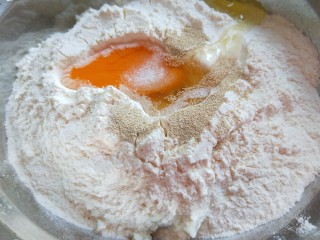 山药豆沙卷,加入250克面粉，一个鸡蛋，2克酵母。