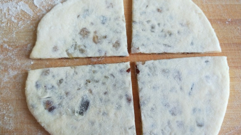 山药豆沙卷,切成一个十字分成四角。