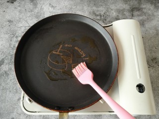 菠菜鸡蛋饼,不粘锅内刷一点点底油。