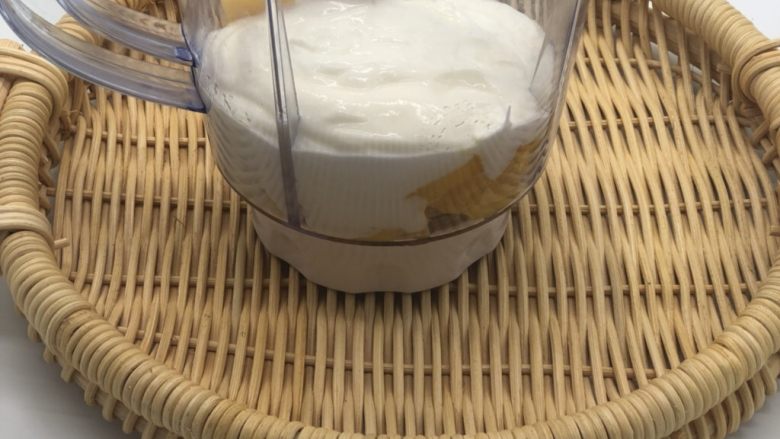 芒果酸奶奶昔,搅拌机里加入芒果粒和一整盒酸奶。