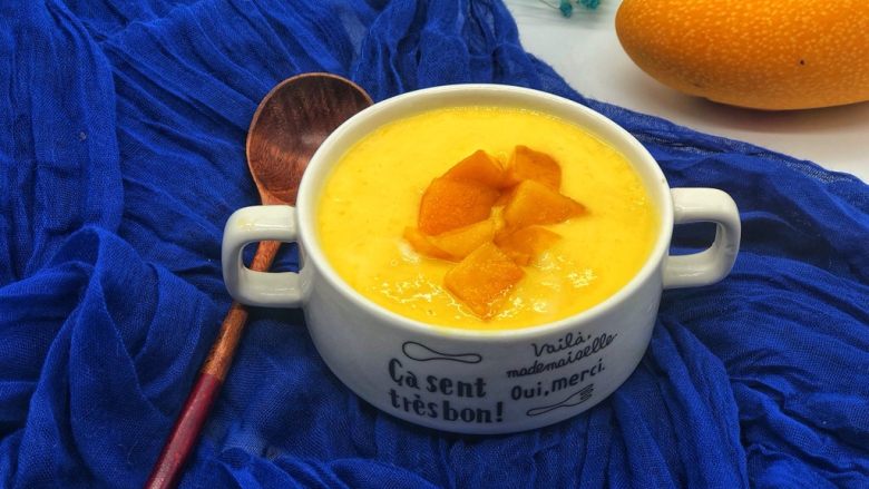 芒果酸奶奶昔,再摆入一些芒果丁就可以了！