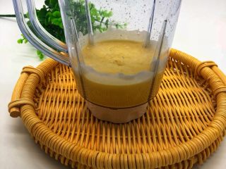芒果酸奶奶昔,搅拌机搅拌30秒左右就可以了，打成如图所示的细腻糊糊。