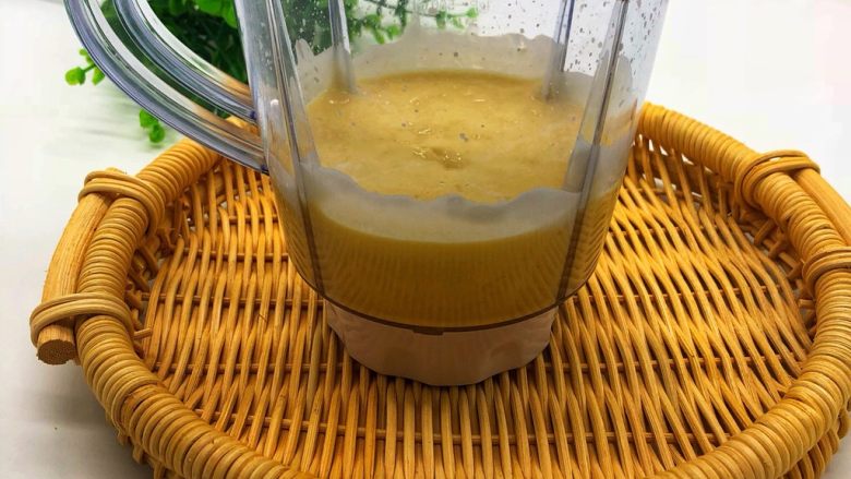 芒果酸奶奶昔,搅拌机搅拌30秒左右就可以了，打成如图所示的细腻糊糊。