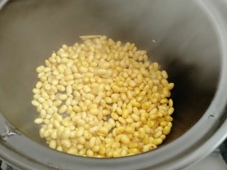 黄豆炖海带,准备砂锅冼净放入炒好的黄豆