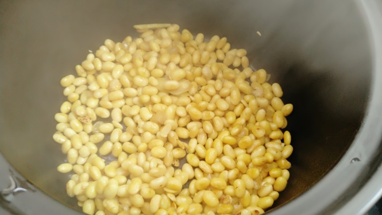 黄豆炖海带,准备砂锅冼净放入炒好的黄豆