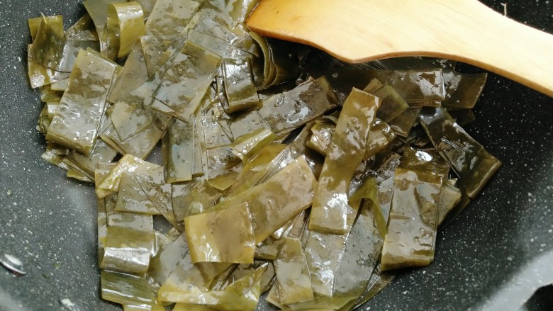 黄豆炖海带,锅中放入油放入海带煸炒两分钟