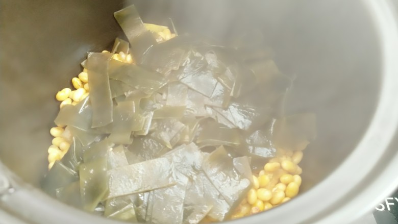 黄豆炖海带,炒好的海带放入砂锅