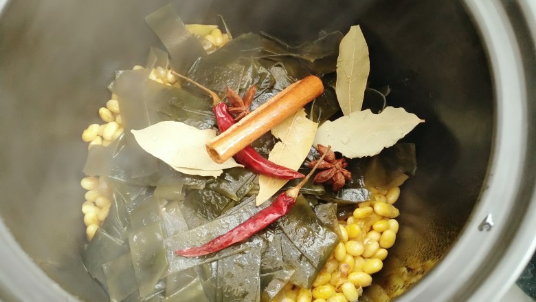 黄豆炖海带,把香料一起放入砂锅