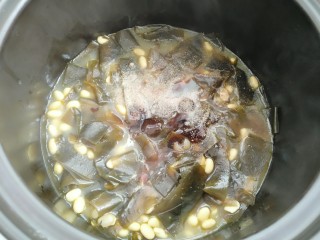 黄豆炖海带,放入盐，耗油，生抽，老抽，胡椒粉搅拌均匀收汁即可