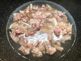 香辣牛蛙,锅里放入一碗水烧开，把切好的牛蛙放入焯至变色，焯好用凉水冲洗干净，沥干水待用。