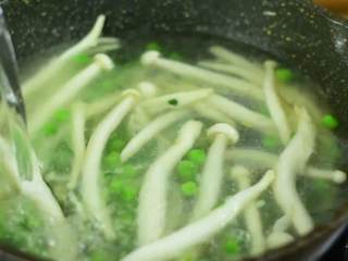 不用老火慢炖，也可以很好喝的快手汤,加入小半锅清水。