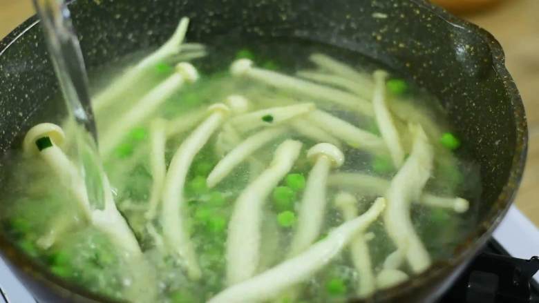不用老火慢炖，也可以很好喝的快手汤,加入小半锅清水。