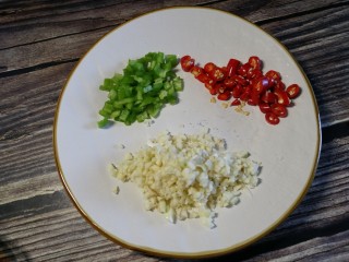 菊花茄子,期间将小米椒，青尖椒，蒜切末备用
