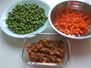 豌豆炒肉末,主要食材豌豆150克，肉末100克，提前加入少许老抽，盐淹制20分钟，胡萝卜1根