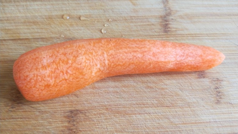 豌豆炒肉末,胡萝卜去皮洗干净。