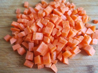 豌豆炒肉末,切成小丁。