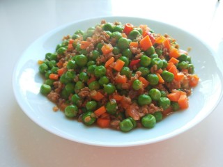 豌豆炒肉末,出锅即可食用。