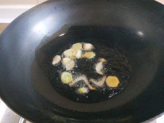 豌豆炒肉末,锅中倒入适量油烧热爆香葱姜。