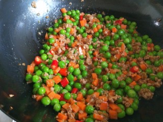 豌豆炒肉末,加入耗油，盐鸡精炒均匀即可。