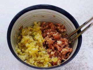猪肉酸菜馄饨,酸菜洗净后沥干水分，用刀剁碎后，放到搅拌好的肉馅里。