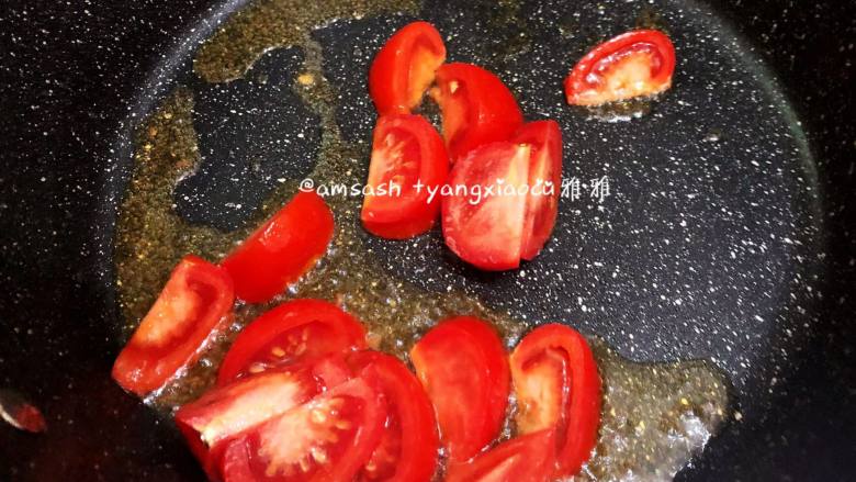 番茄生菜汤面,锅中倒入适量的食用油，把番茄倒入锅中，翻炒至番茄变软