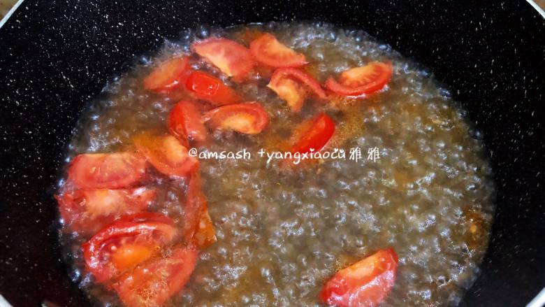 番茄生菜汤面,在炒软的番茄中倒入2碗清水