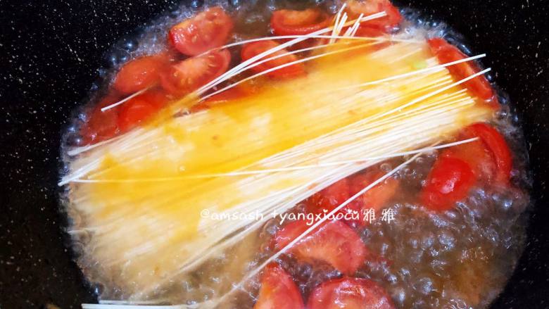 番茄生菜汤面,番茄汤烧开后，放入挂面，用筷子把挂面打散开了，再次烧开