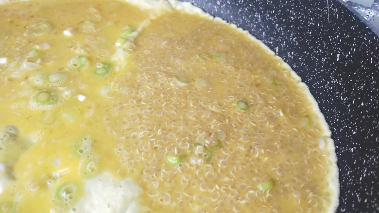 葱香藜麦蛋饼,热锅凉油。

鸡蛋液倒入锅中前再搅拌一次，避免藜麦沉底煎制时分布不均匀。
