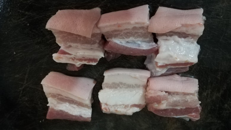 香煎奥尔良五花肉,肉五花肉洗干净切成三厘米长的大块肉