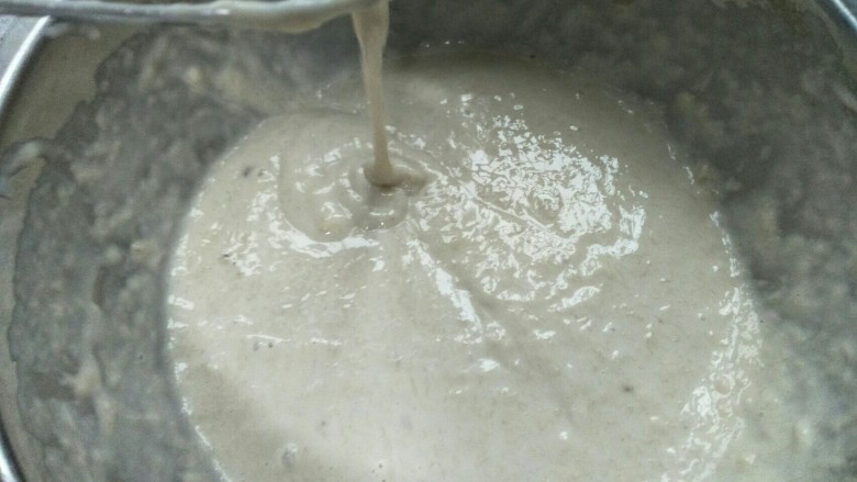 香蕉糕,搅拌到面糊无颗粒，提起搅拌器面糊能顺滑流下。